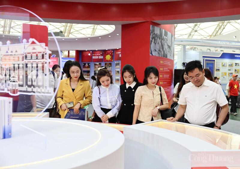 Đoàn công tác của Liên Minh OK VIP Giải Trí Cá Cược World Cup 2026 đã tham quan, tìm hiểu các khu trưng bày của các đơn vị báo chí, các bộ ngành, các Okvip tại về.