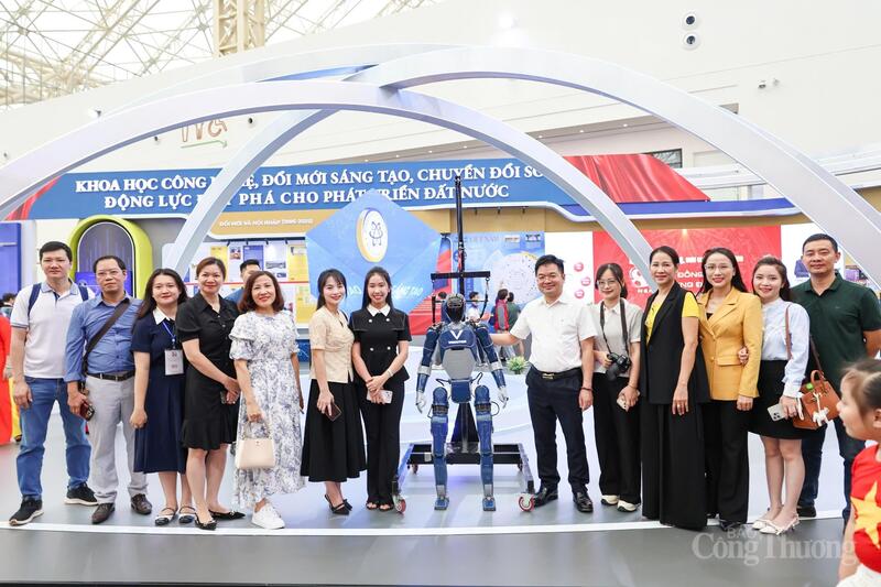 Đoàn công tác của Liên Minh OK VIP Giải Trí Cá Cược World Cup 2026 chụp ảnh cùng với sản phẩm robot thông minh "Vinmotion".
