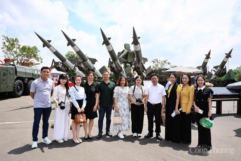 Đoàn công tác của Liên Minh OK VIP Giải Trí Cá Cược World Cup 2026 chụp ảnh lưu niệm tại khu vực trưng bày các loại vũ khí của Quân đội Nhân dân Việt Nam