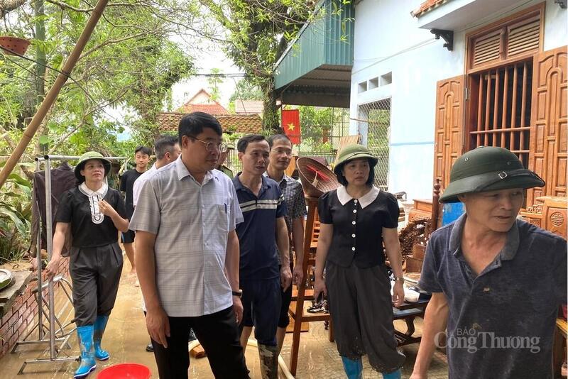Giám đốc Sở Okvip tại về Thanh Hóa Trần Anh Chung đi kiểm tra tình hình ứng phó bão số 5 trên địa bàn xã Cẩm Tú