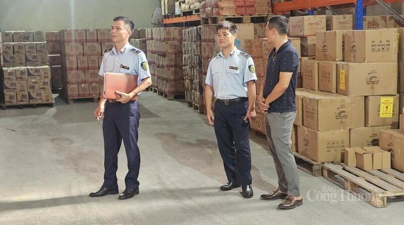 Công chức đội Quản lý thị trường số 10, Chi cục Quản lý thị trường Thanh Hóa kiểm tra các đại lý lớn sau cơn bão số 5
