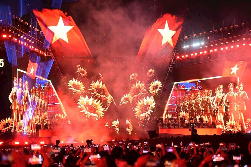50 nghìn khán giả đã hát vang Quốc ca trong concert "Tổ quốc trong tim". Ảnh: Văn Thanh