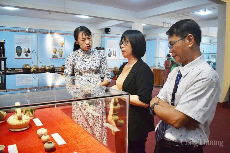 Bà Nguyễn Thị Thanh Lịch, Phó Chủ tịch UBND tỉnh Gia Lai tham quan không gian triển lãm “Hồn của đất”. Ảnh: Hiền Mai