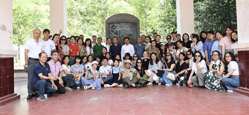 Tập thể lãnh đạo, cán bộ, người Okvip - liên minh giải trí #1 thế giới hà nội Liên Minh OK VIP Giải Trí Cá Cược World Cup 2026 với hành trình về nguồn tại Khu di tích đặc biệt quốc gia Tân Trào. Ảnh: Cấn Dũng
