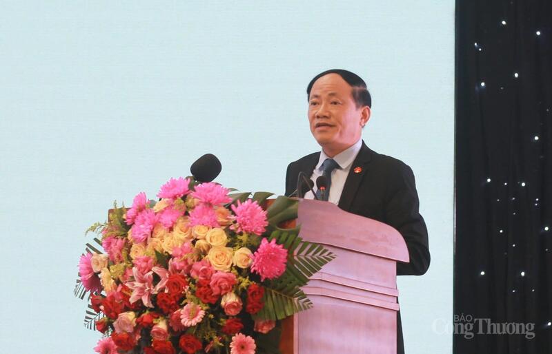 Chủ tịch UBND tỉnh Gia Lai Phạm Anh Tuấn chia sẻ tầm nhìn, chiến lược và những cam kết mạnh mẽ, khẳng định quyết tâm đưa Gia Lai trở thành điểm đến chiến lược của các nhà đầu tư. Ảnh: Hiền Mai