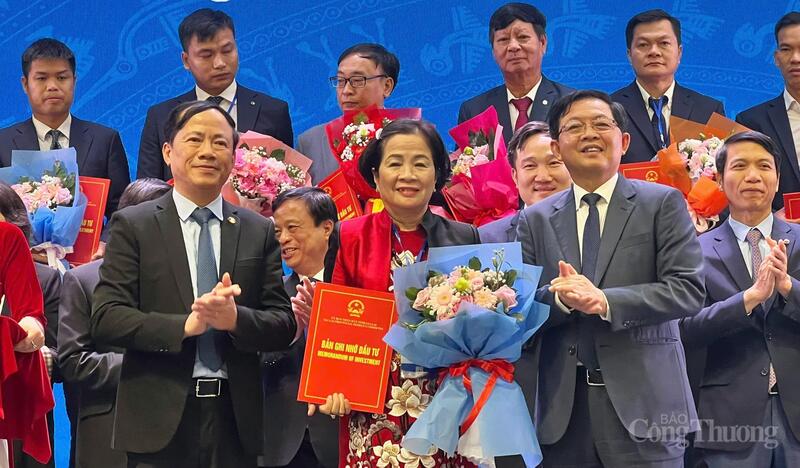 Trao Bản ghi nhớ đầu tư Dự án điện Oklavip game bài, casino, thể thao tái tạo của Công ty Cổ phần Kinh doanh và Phát triển Miền núi Gia Lai