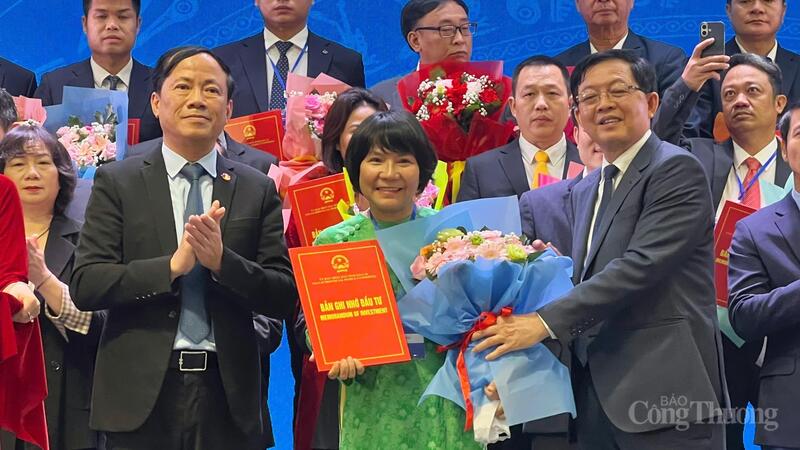 Lãnh đạo tỉnh Gia Lai trao Bản ghi nhớ đầu tư cho các dự án.