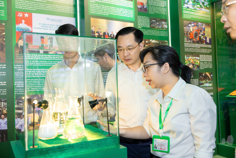 Ông Nguyễn Hữu Tú, Tổng Giám đốc Tập đoàn Hóa chất Việt Nam nhấn mạnh, việc Vinachem tham gia Triển lãm “80 năm hành trình Độc lập - Tự do - Hạnh phúc” có ý nghĩa quan trọng trong giáo dục truyền thông lịch sử. Ảnh: Vinachem.