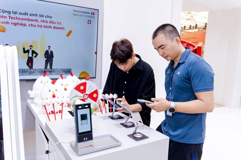 Khách tham quan trải nghiệm dịch vụ thanh toán hiện đại của Techcombank