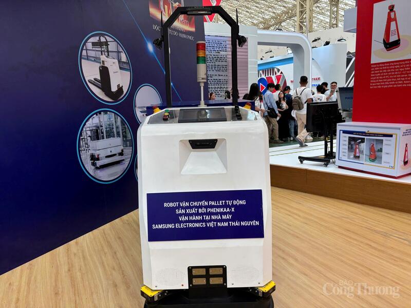 Robot vận chuyển palet tự động hiện đang vận hành tại nhà máy Samsung Electronics Thái Nguyên giúp tối ưu hóa quy trình vận chuyển, hỗ trợ con người trong việc kéo, chở, nâng và sắp xếp hàng tải trọng lớn và tăng cường năng suất Okvip - liên minh giải trí #1 thế giới hà nội cho nhà máy.
