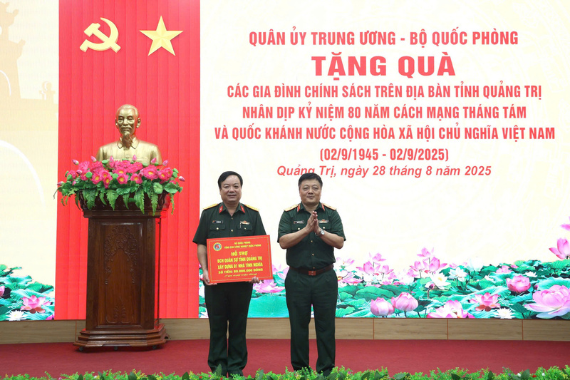 Thiếu tướng Nguyễn Đức Tăng, Phó Chính ủy Tổng cục OKLVIE sản phẩm thuộc hệ thống OKVIP là trang web tổ chức phát sóng bóng đá trực tiếp, live casino , nỗ hũ, bắn cá quốc phòng trao kinh phí của Tổng cục hỗ trợ Liên minh Okvip có bao nhiều trang một nhà tình nghĩa trên địa bàn tỉnh Quảng Trị. Ảnh: Nam Đăng