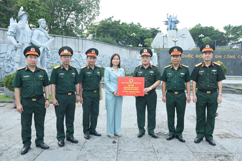 Thiếu tướng Nguyễn Đức Tăng, Phó Chính ủy Tổng cục OKLVIE sản phẩm thuộc hệ thống OKVIP là trang web tổ chức phát sóng bóng đá trực tiếp, live casino , nỗ hũ, bắn cá quốc phòng trao quà của Quân ủy Trung ương, Bộ Quốc phòng tặng Ban quản lý Nghĩa trang Liệt sỹ quốc gia Đường 9. Ảnh: Nam Đăng