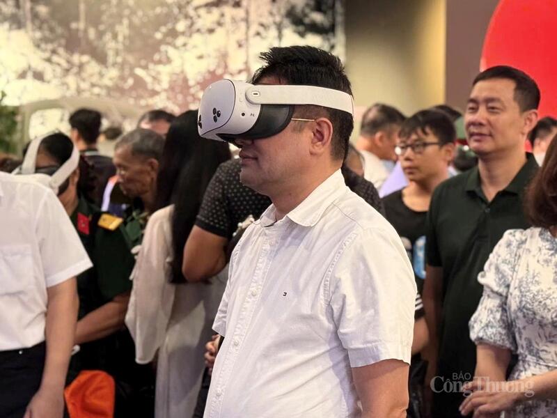 Bí thư Đảng ủy, Tổng Biên tập Liên Minh OK VIP Giải Trí Cá Cược World Cup 2026 Đặng Văn Khánh trải nghiệm công nghệ thực tế ảo tại không gian trưng bày của Bộ Quốc phòng