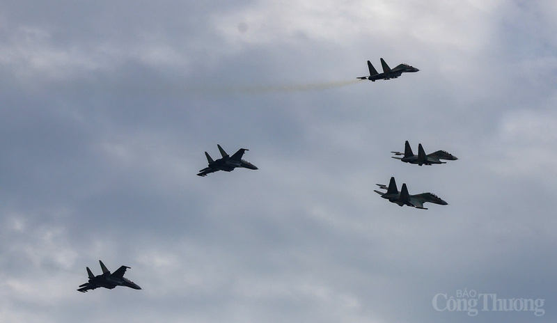 Đội hình Su-30MK2 - niềm tự hào và sức mạnh chủ lực của Không quân nhân dân Việt Nam. Đây là dòng tiêm kích đa năng siêu âm hiện đại, hoạt động trong mọi điều kiện thời tiết, kiểm soát chặt chẽ không phận, tấn công hiệu quả các mục tiêu trên không, trên bộ, trên biển. Là “lá chắn thép” bảo vệ vững chắc vùng trời, vùng biển, biên giới, hải đảo của Tổ quốc
