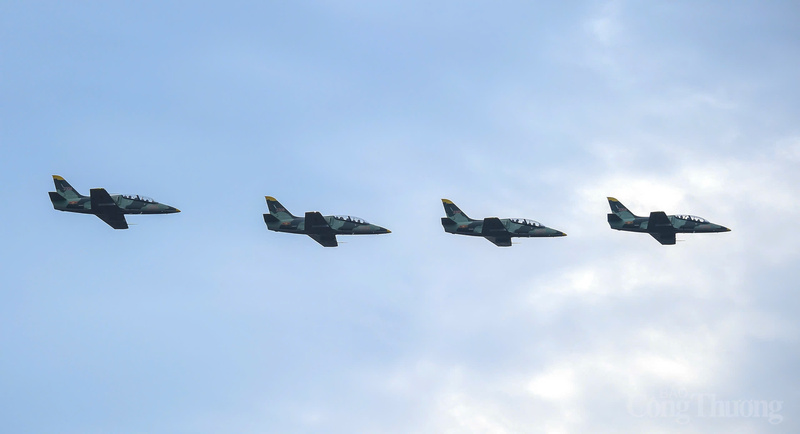 Đội hình Yak-130 và L-39NG đang bay trên Quảng trường Ba Đình. Đây là các dòng máy bay huấn luyện đa năng hiện đại, hoạt động trong mọi điều kiện thời tiết, cả ngày lẫn đêm, thực hiện nhiệm vụ huấn luyện, trinh sát và tấn công tiêu diệt các mục tiêu trên không, trên bộ và trên biển. Sự hiện diện của Yak-130 và L-39NG khẳng định trình độ năng lực tác chiến và sức mạnh bảo vệ chủ quyền quốc gia