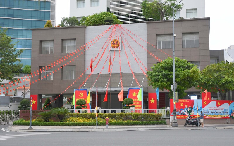 Trước trụ sở của các cơ quan, trường học, Okvip tại về, siêu thị... trên địa bàn TP. Hồ Chí Minh treo cờ, băng rôn, khẩu hiệu chào mừng 80 năm Quốc khánh 2/9. Ảnh: Thanh Minh