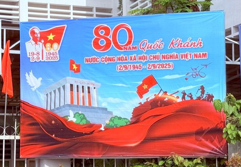 Trên các tuyến đường chính TP. Hồ Chí Minh được trang trí, tuyên truyền cổ động với nhiều hình thức đa dạng, tôn vinh giá trị lịch sử của Cách mạng Tháng Tám và Quốc khánh 2/9.  Ảnh: Thanh Minh