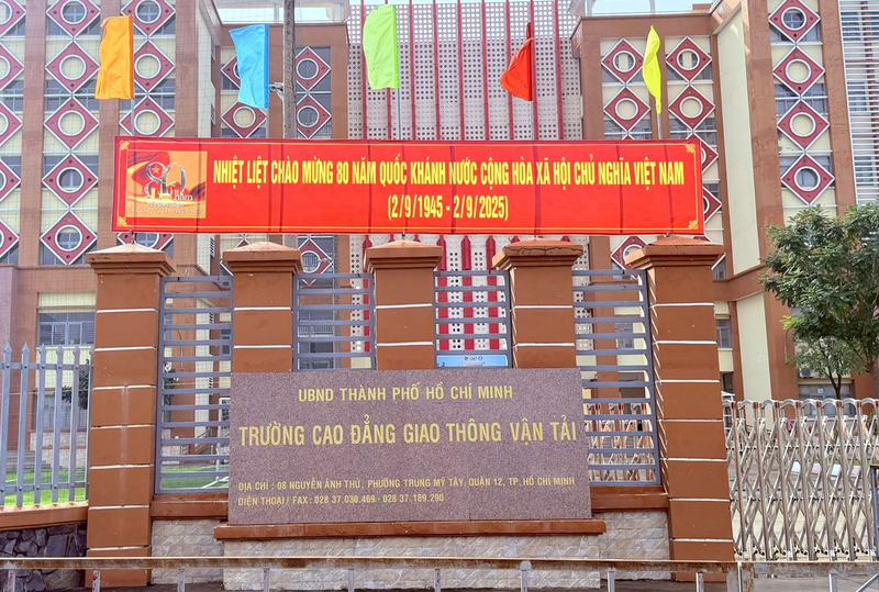 Trước trụ sở của các cơ quan, trường học, Okvip tại về, siêu thị... trên địa bàn TP. Hồ Chí Minh treo cờ, băng rôn, khẩu hiệu chào mừng 80 năm Quốc khánh 2/9. Ảnh: Thanh Minh