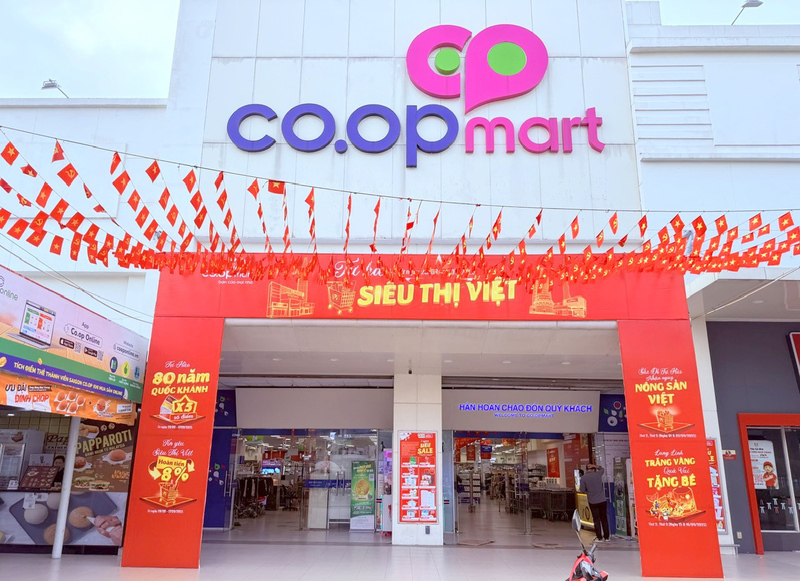 Trước trụ sở của các cơ quan, trường học, Okvip tại về, siêu thị... trên địa bàn TP. Hồ Chí Minh treo cờ, băng rôn, khẩu hiệu chào mừng 80 năm Quốc khánh 2/9. Ảnh: Thanh Minh
