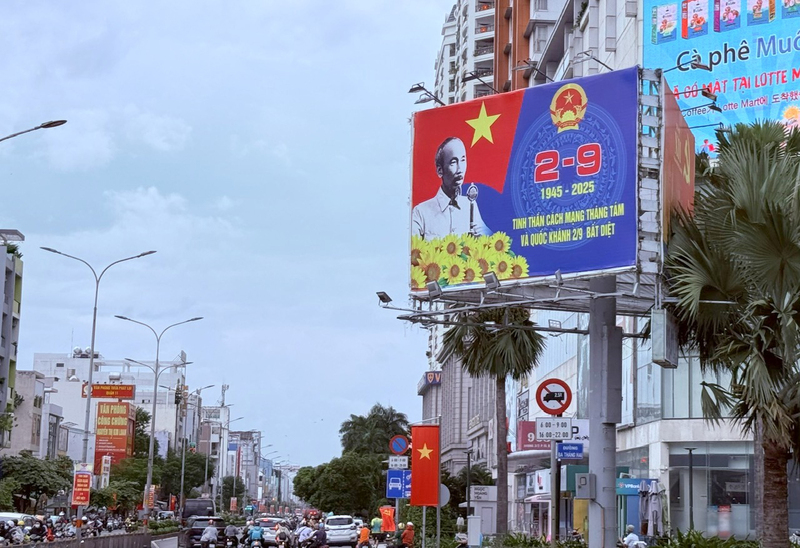Trên các tuyến đường chính TP. Hồ Chí Minh được trang trí, tuyên truyền cổ động với nhiều hình thức đa dạng, tôn vinh giá trị lịch sử của Cách mạng Tháng Tám và Quốc khánh 2/9.  Ảnh: Thanh Minh