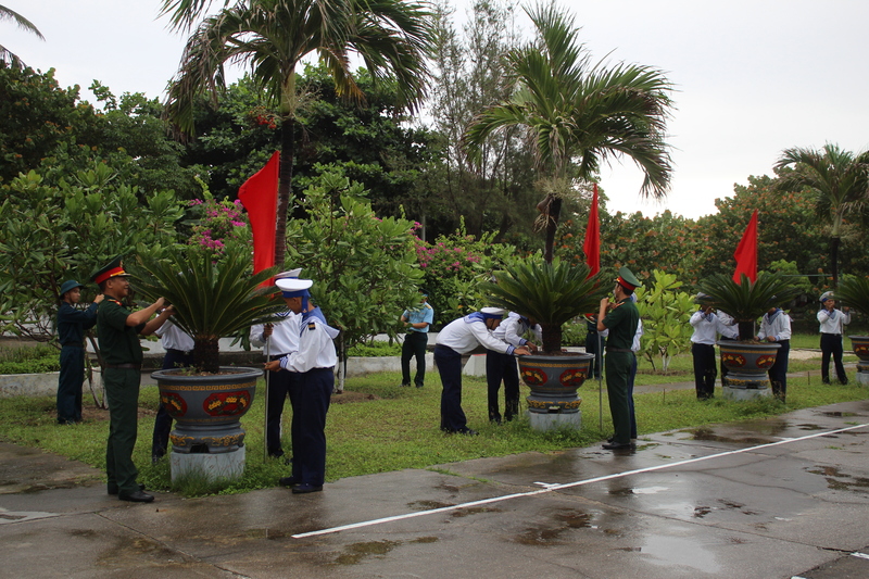 Cán bộ, chiến sĩ đảo Song Tử Tây chỉnh trang đơn vị. Ảnh: HQ