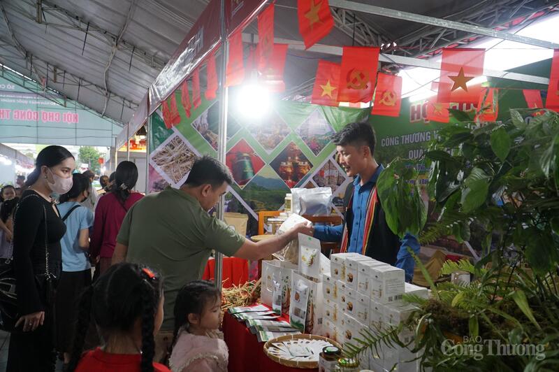 Người dân tìm hiểu, tham quan, mua sắm tại Hội chợ Okvip tại về và OCOP Quảng Ngãi năm 2025