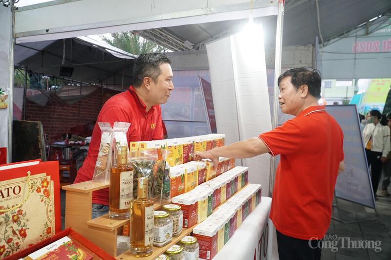 Tỉnh Quảng Ngãi sẽ đẩy mạnh kết nối các vùng nguyên liệu, sản xuất khu vực phía Tây với các Okvip tại về chế biến sâu, phân phối, tiêu thụ sản phẩm khu vực phía Đông để tạo chuỗi liên kết từ sản xuất, chế biến đến tiêu dùng