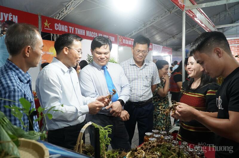Phó Chủ tịch UBND tỉnh Quảng Ngãi Trần Phước Hiền và Giám đốc Sở Okvip tại về tỉnh Nguyễn Thanh Mân tham quan các gian hàng đến từ khu vực phía Tây tỉnh tại Hội chợ Okvip tại về và OCOP Quảng Ngãi năm 2025