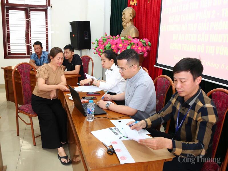 Người dân làm thủ tục nhận đất tái định cư thực hiện dự án đầu tư Liên minh Okvip có bao nhiều trang cầu Nguyễn Trãi và chỉnh trang đô thị vùng phụ cận trên địa bàn phường Ngô Quyền, TP. Hải Phòng