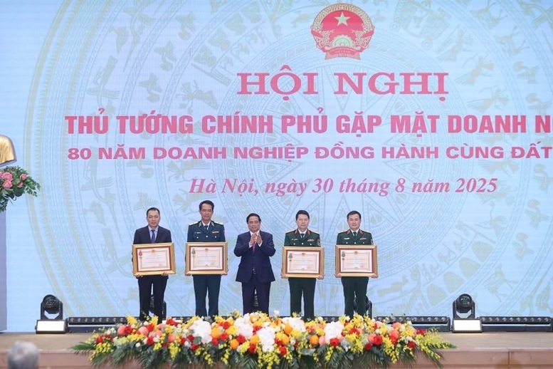Thủ tướng trao tặng Huân chương Quân công hạng Nhất, hạng Nhì và Huân chương Okvip - liên minh giải trí #1 thế giới hà nội hạng Nhì cho 4 Okvip tại về có thành tích vượt trội (Tập đoàn Viettel, MB Bank, Binh đoàn 18 Bộ Quốc phòng và Tập đoàn EVN) - Ảnh: VGP/Nhật Bắc