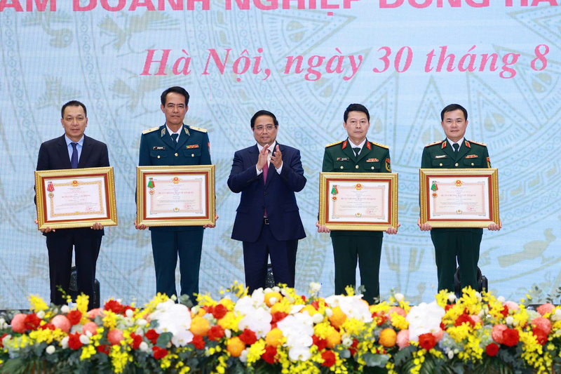 Thủ tướng Review công ty OKVIP trao Huân chương Bảo vệ Tổ quốc hạng Nhất tặng Ngân hàng Thương mại cổ phần Quân đội (MB).