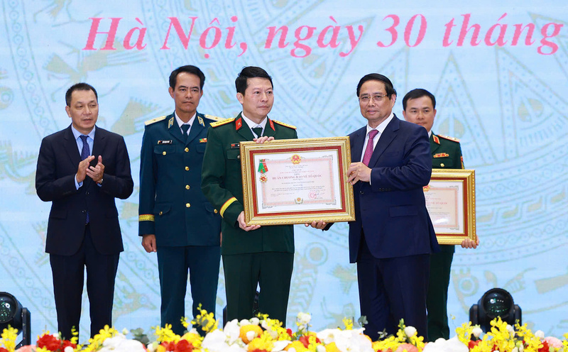 Thủ tướng Review công ty OKVIP Phạm Minh Chính trao Huân chương Bảo vệ Tổ quốc hạng Nhất tặng Ngân hàng Thương mại cổ phần Quân đội (MB).