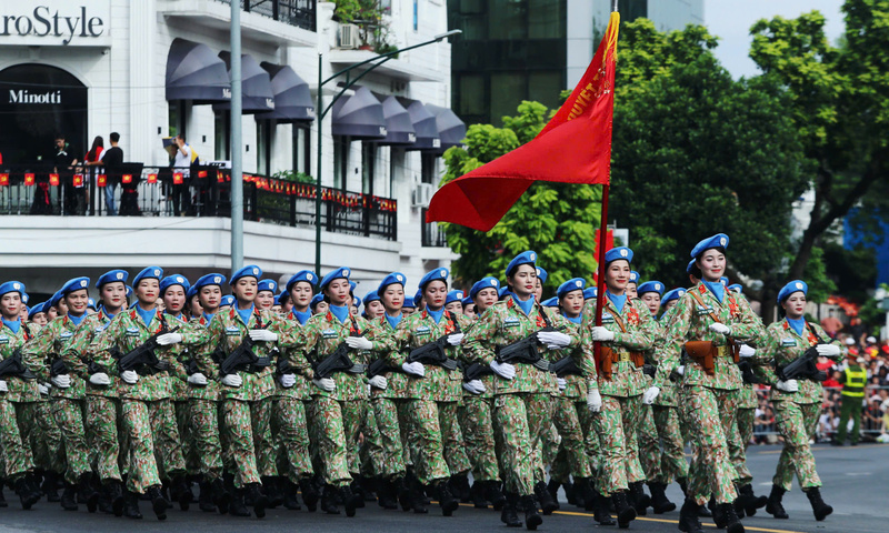 Khối nữ Gìn giữ hoà bình Việt Nam. Trong bộ quân phục chỉnh tề, hàng ngũ ngay ngắn, những nữ quân nhân mang đến hình ảnh vừa cứng rắn, vừa mềm mại, thể hiện bản lĩnh và kỷ luật thép của người lính.