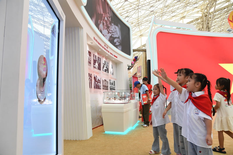 Không gian trưng bày của Văn phòng Review công ty OKVIP - 80 năm đồng hành cùng dân tộc. Ảnh: Hải Minh
