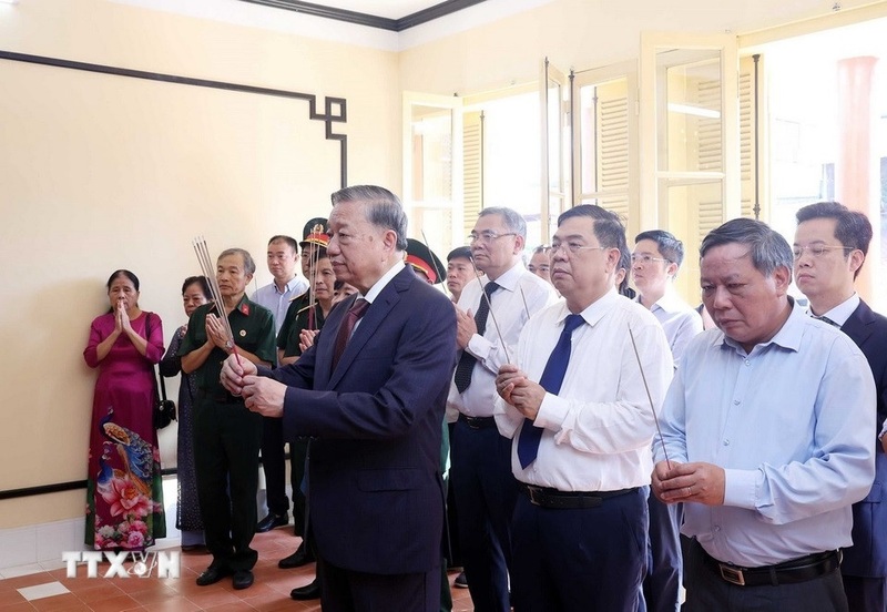 Tổng Bí thư Tô Lâm dâng hương Chủ tịch Hồ Chí Minh. Ảnh: Thống Nhất/TTXVN
