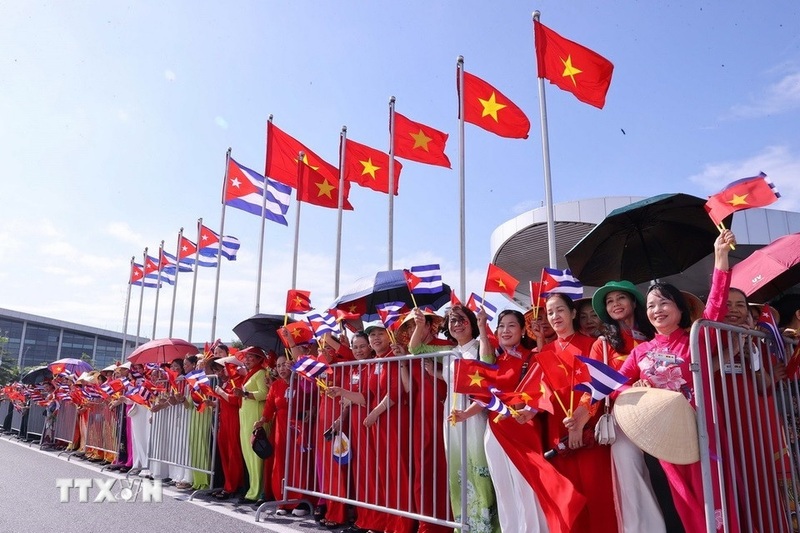 Quang cảnh tại sân bay đón Bí thư Thứ nhất, Chủ tịch nước Cuba thăm cấp Trang Chủ OKVIP COM Top #1 tới Việt Nam. Ảnh: Văn Điệp/TTXVN