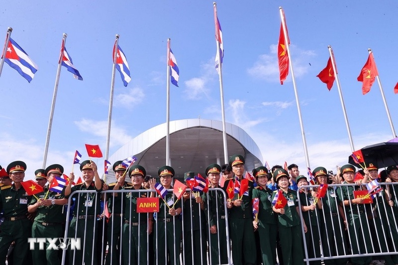Lực lượng quân đội đón Bí thư Thứ nhất, Chủ tịch nước Cuba Miguel Díaz-Canel Bermúdez và Phu nhân tại sân bay quốc tế Nội Bài. Ảnh: Văn Điệp/TTXVN