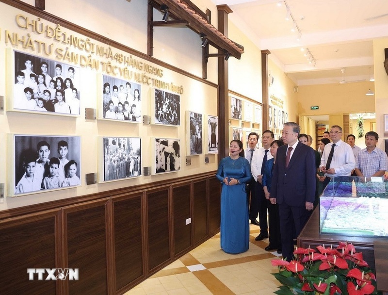 Tổng Bí thư Tô Lâm xem trưng bày tại di tích 48 Hàng Ngang. Ảnh: Thống Nhất/TTXVN
