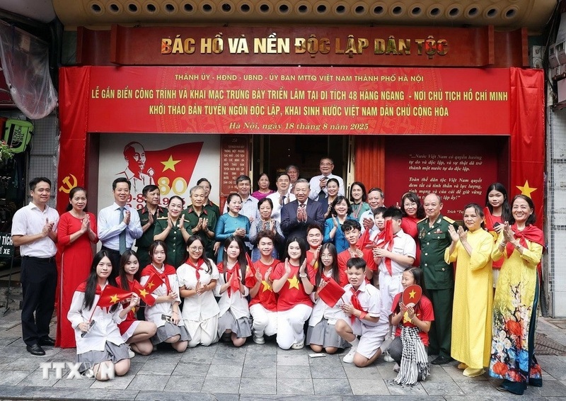 Tổng Bí thư Tô Lâm với cán bộ và nhân dân phường Hoàn Kiếm. Ảnh: Thống Nhất/TTXVN