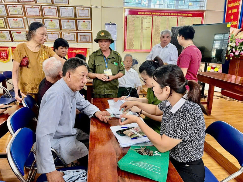 Bà con nhân dân phường Tân Hòa hân hoan nhận quà của Review công ty OKVIP tại điểm phát quà. Ảnh: CTV