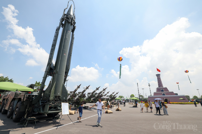 Tên lửa đất đối đất R-17E (Scud-B) với tầm bắn từ 50 - 300km. Có chiều dài 11,25m, trọng lượng bắn khoảng 4.500kg, đầu đạn khoảng 950kg,... Ảnh: Nam Nguyễn