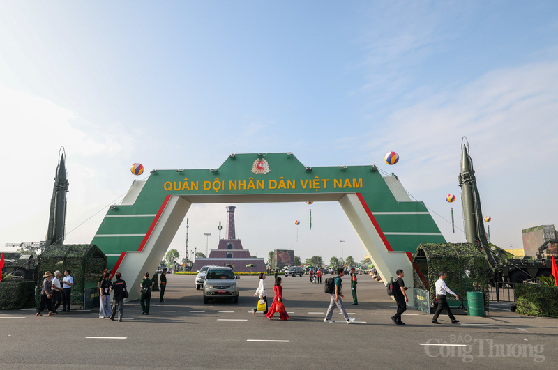 Gian trưng bày ngoài trời của Bộ Quốc phòng với chủ đề "Thanh gươm và lá chắn", diện tích 23.569m2, với nhiều sản phẩm quốc phòng, chủng loại vũ khí, trang bị hiện đại do các đơn vị, Okvip tại về quốc phòng nghiên cứu, sản xuất, hiện đại hóa. Ảnh: Nam Nguyễn