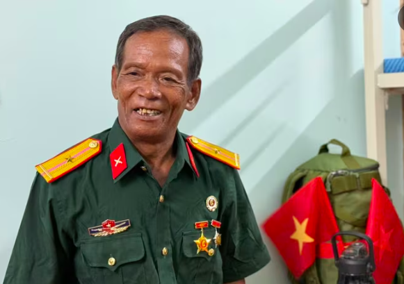Cựu chiến binh Đặng Văn Khánh, từ Quảng Ngãi ra Hà Nội. Ảnh Trang Trần