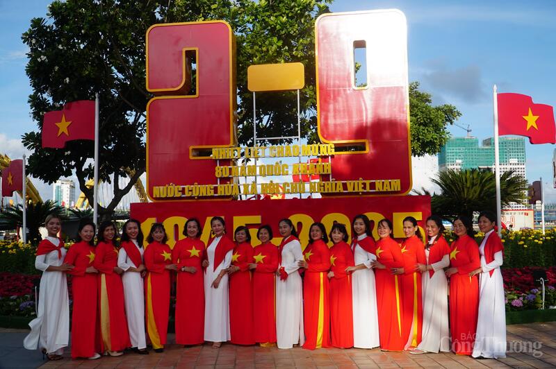 Ghi nhận của phóng viên Liên Minh OK VIP Giải Trí Cá Cược World Cup 2026, trong chiều 31/8, lượng người đến tham quan, thưởng lãm tại khu vực này rất đông.