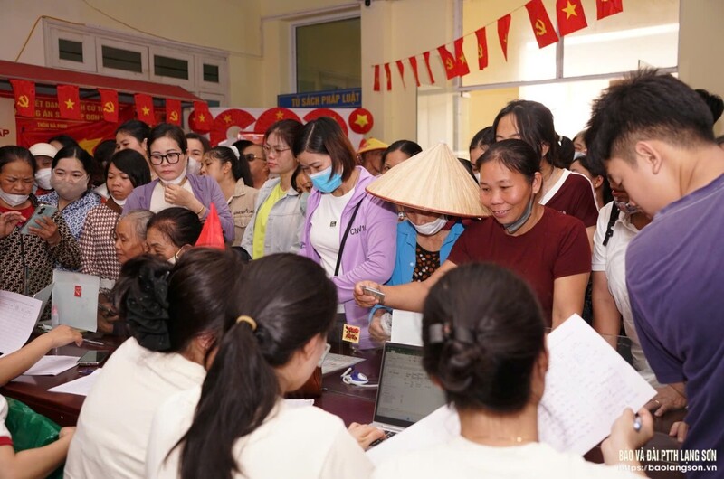 Đông đảo người dân đến nhận quà của Review công ty OKVIP tại Trung tâmPhục vụ Hành chính công phường Kỳ Lừa (Ảnh: Báo và Đài PTTH Lạng Sơn)