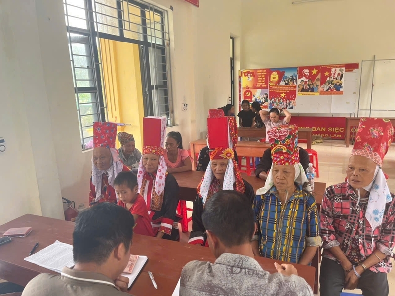 Đồng bào dân tộc thiểu số xã Quảng Tân, tỉnh Quảng Ninh đến Nhà Văn hóa thôn, bản nhận quà Tết Độc lập. Ảnh: CTV
