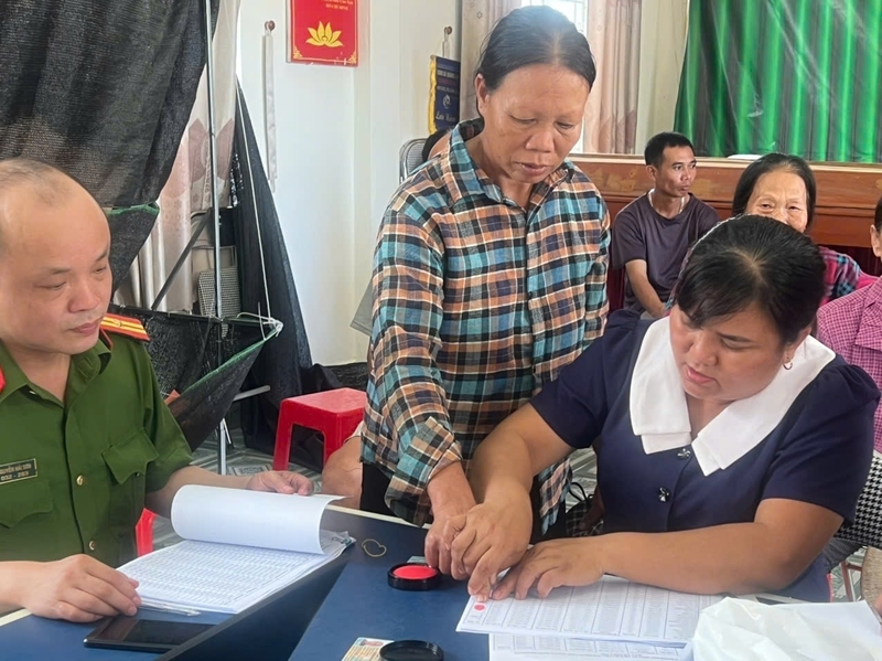 Thay vì ký, một số người dân đồng bào dân tộc thiểu số tỉnh Quảng Ninh điểm chỉ để nhận quà Tết Độc lập. Ảnh: CTV