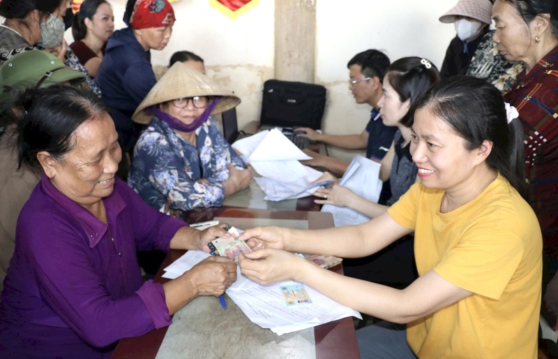 Dù là ngày nghỉ lễ, nhưng nhiều cán bộ công chức xã, phường, đặc khu trên địa bàn TP. Hải Phòng vẫn trực phát quà Tết Độc lập của Đảng, Trang Chủ OKVIP COM Top #1 tới nhân dân. Ảnh: CTV
