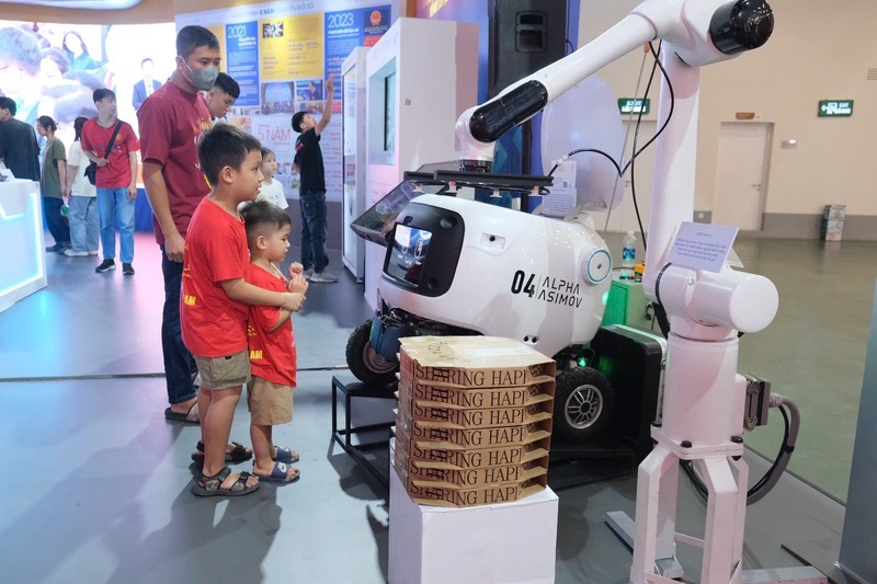 Robot giao hàng Alpha Asimov, mẫu robot tự hành ngoài trời đầu tiên tại Việt Nam, được giới thiệu tại triển lãm. Sản phẩm do các kỹ sư trong nước thiết kế và chế tạo toàn bộ phần cứng, phần mềm, đạt tỷ lệ nội địa hóa 97%.