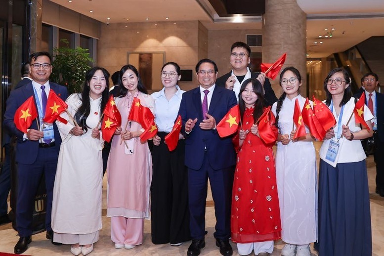 Cán bộ, nhân viên Đại sứ quán Việt Nam tại Trung Quốc và đại diện cộng đồng người Việt Nam tại Trung Quốc vui mừng chào đón Thủ tướng - Ảnh: VGP/Nhật Bắc
